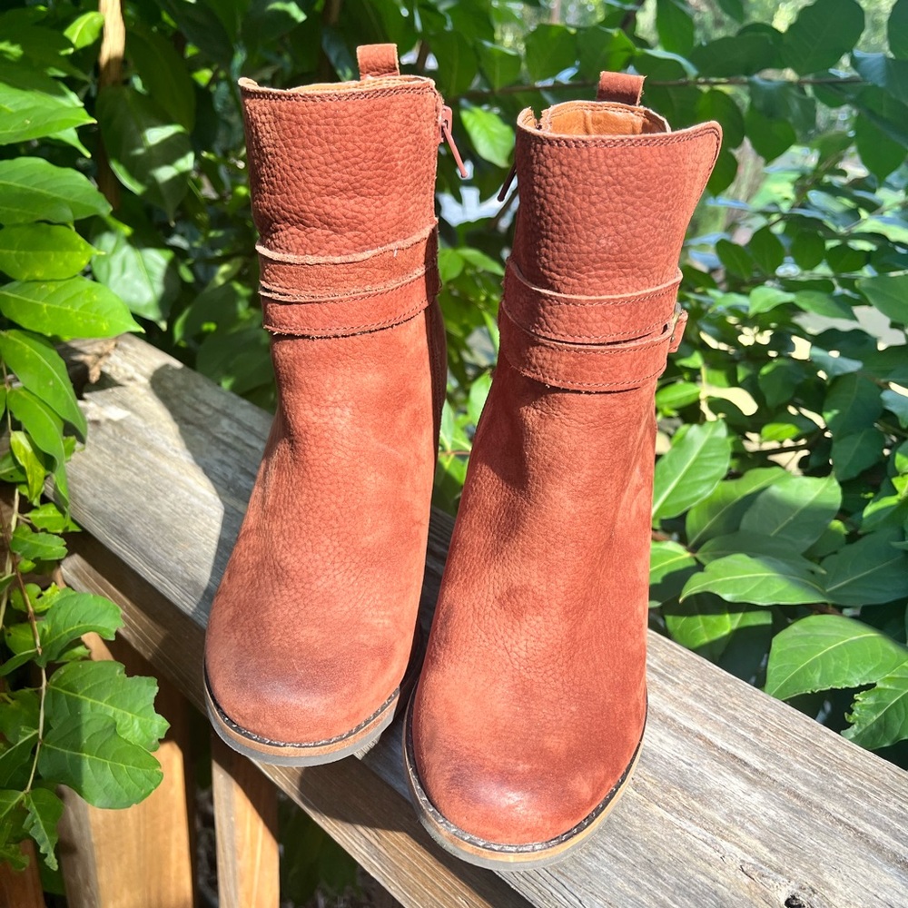 LUCKY BRAND LATONA BOOTIES SIZE 7.5, RUSSET SUEDE, COLOR: BROWN